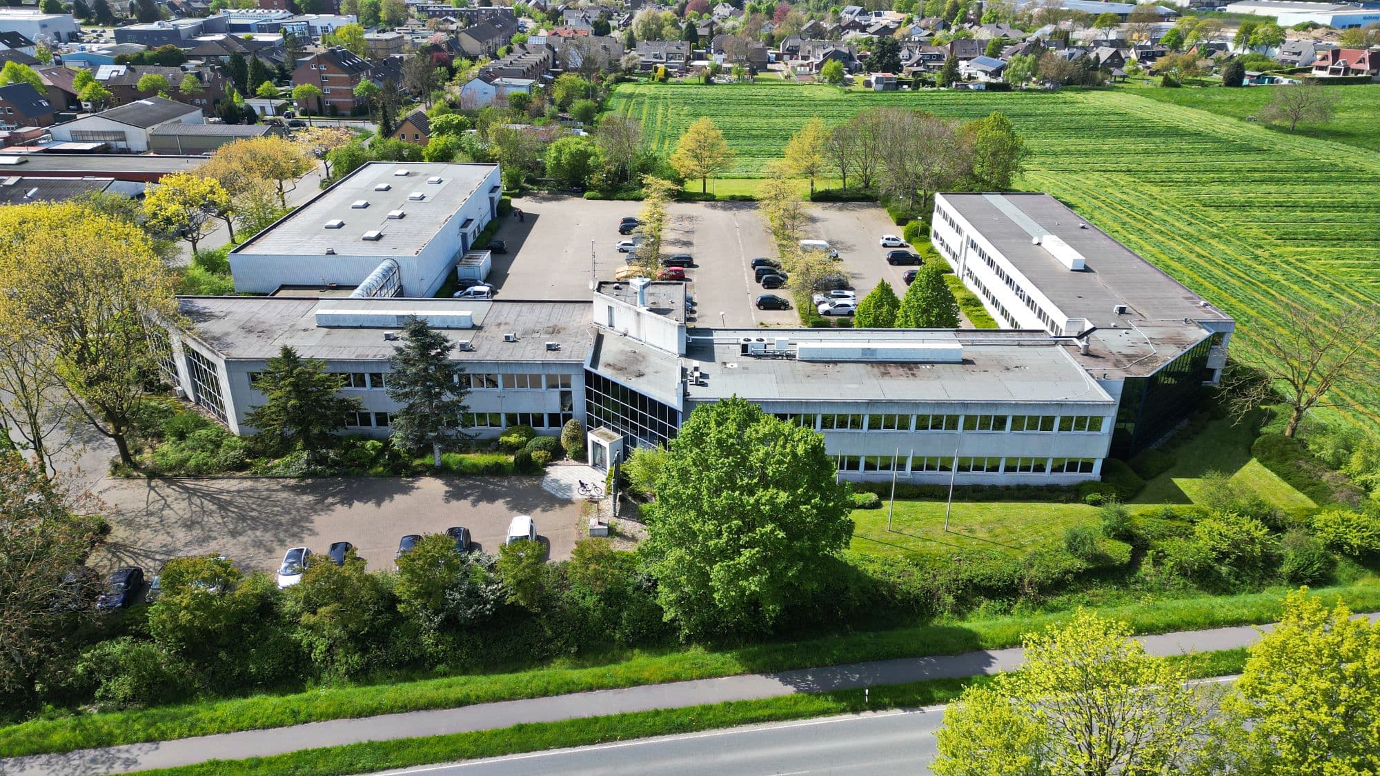 Luftaufnahme des Business Centers mit Parkplatz