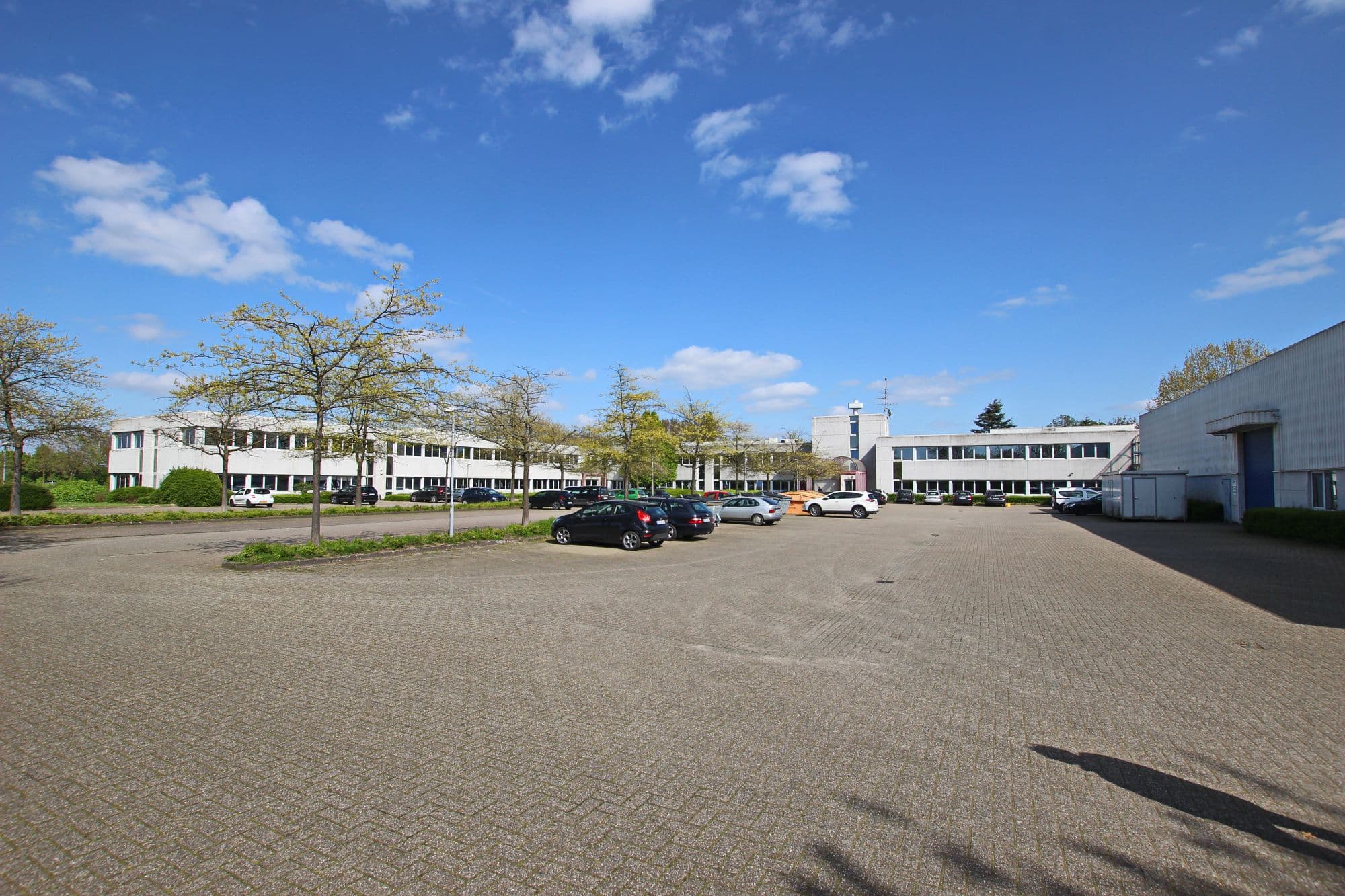 Außenansicht Parkplatz und Gebäude